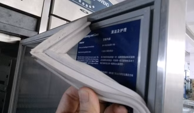 Gioăng cao su ở cửa tủ lạnh bị hỏng.