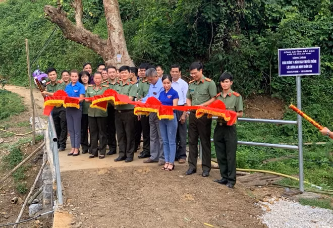Cây cầu hoàn thành trong niềm vui của người dân thôn Nà Thỏa