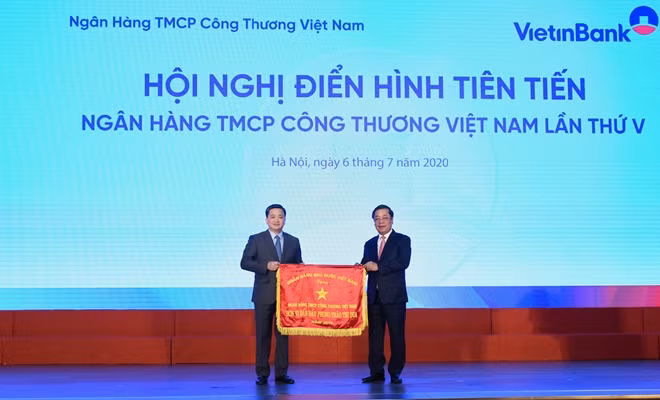 Phó Thống đốc NHNN Nguyễn Kim Anh trao Cờ Thi đua cho VietinBank