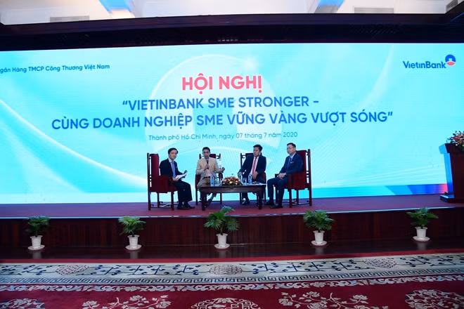 Các diễn giả và chuyên gia trao đổi trong phần tọa đàm