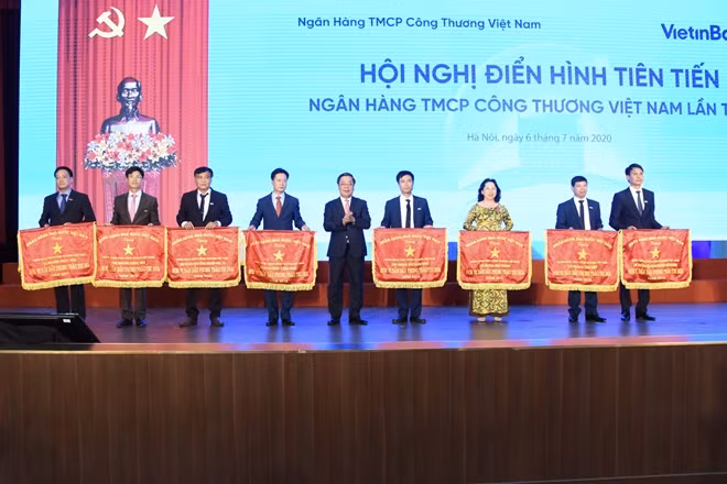 Các tập thể, cá nhân nhận Huân chương Lao động