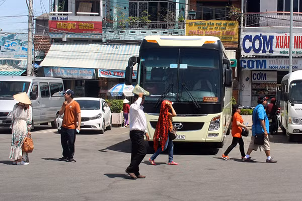 Nhiều doanh nghiệp lữ hành bức xúc vì phí giữ ôtô tại bến xe tham quan du lịch tăng đột biến.