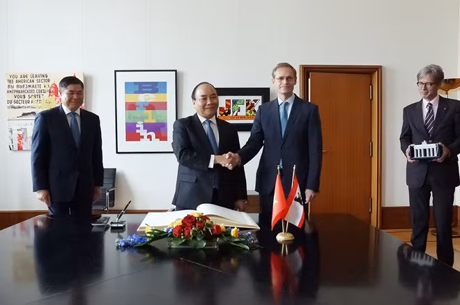 Thủ tướng Nguyễn Xuân Phúc làm việc với Thủ hiến bang kiêm Thị trưởng Thủ đô Berlin Michael Müller. Ảnh: VGP/Quang Hiếu