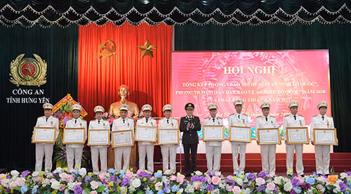 Thừa uỷ quyền của Chủ tịch nước, Thứ trưởng Lương Tam Quang trao Huân chương Bảo vệ Tổ quốc tặng các cá nhân xuất sắc
