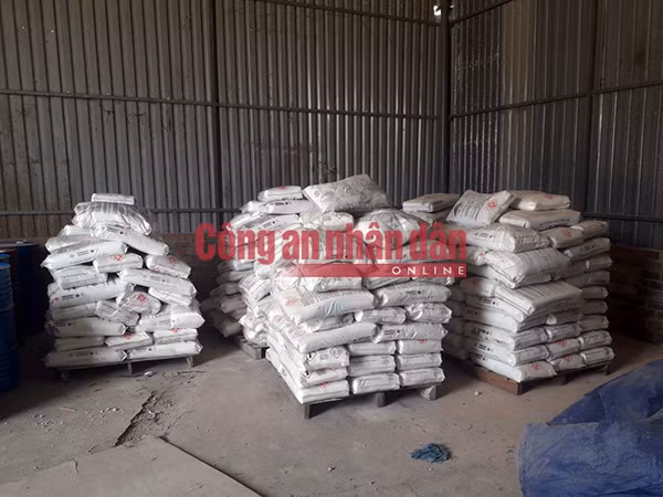 Các thùng phuy, bao hóa chất, tiền chất, can nhựa được sử dụng sản xuất tuy đá Các thùng phuy, bao hóa chất, tiền chất, can nhựa được sử dụng sản xuất tuy đá