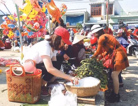 Mua bán trầu cau, muối ở chợ Gò.