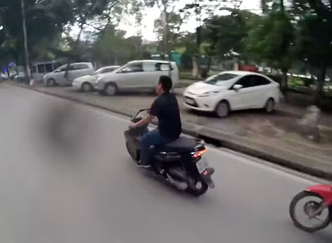 Hả hê sau khi tạt đầu xe khác.