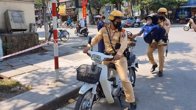 CSGT giúp đỡ cụ ông bị va quệt, đưa cụ về nhà