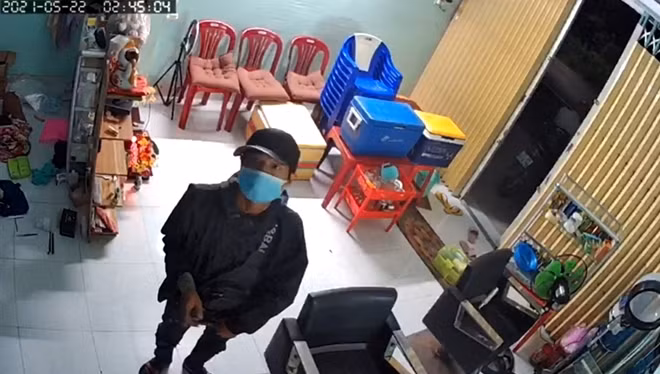 2 đối tượng đột nhập tiệm tóc Ngọc Điệp vào lúc rạng sáng được camera ghi lại.