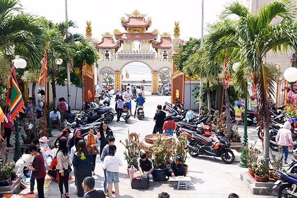 Người dân đi lễ chùa ngày đầu năm. Người dân đi lễ chùa ngày đầu năm.