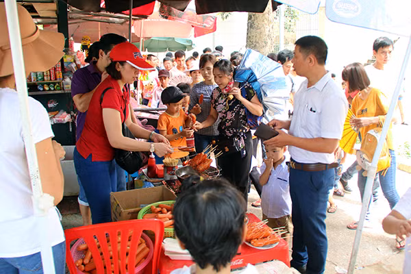 Các điểm kinh doanh dịch vụ ăn uống, giải khát trở lên đắt hàng, ước tính doanh thu của mỗi điểm như vậy tăng gấp 4-5 lần ngày thường.