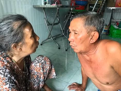 Ông đã nhận phần chăm sóc bà hơn ba năm nay.
