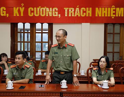 Đại úy Phan Đăng, phóng viên Báo CAND phát biểu tại buổi làm việc