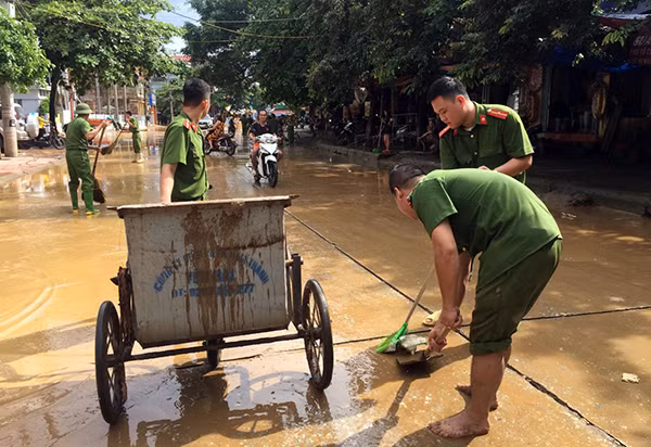 CBCS Công an tỉnh Yên Bái dọn dẹp đường phố sau mưa lũ