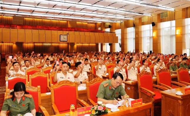 Các đại biểu biểu quyết tại Đại hội. Các đại biểu biểu quyết tại Đại hội.
