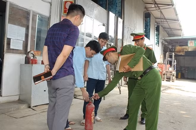 Tổ công tác số 4 kiểm tra PCCC tại xưởng sản xuất của Công ty TNHH Quang Quân phát hiện nhiều vi phạm.