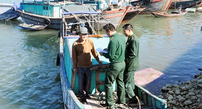 Bộ đội Biên phòng Quảng Ninh tuyên truyền cho cư dân biên giới không tiếp tay cho hoạt động buôn lậu.