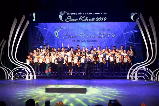 Ban tổ chức trao giải cho các sản phẩm, dịch vụ CNTT được công nhận danh hiệu Sao Khuê 2019.