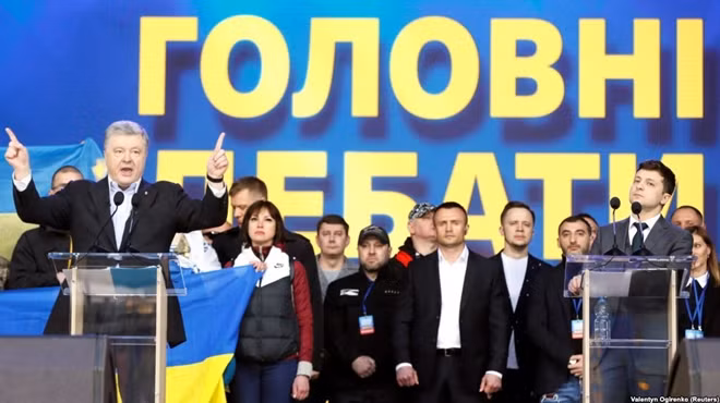 Tổng thống Petro Poroshenko và đối thủ Volodymyr Zelensky tại buổi tranh luận.b(Ảnh: Reuters)