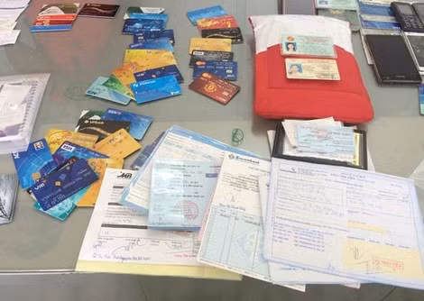 Tang vật trong một vụ án do nhóm lừa đảo người Nigeria thực hiện. Tang vật trong một vụ án do nhóm lừa đảo người Nigeria thực hiện.