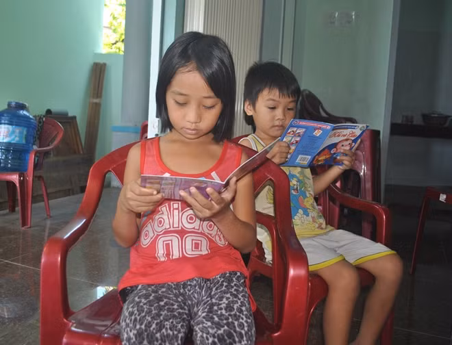 Nhiều học sinh rất thích đọc sách ở thư viện “Tình quê”.