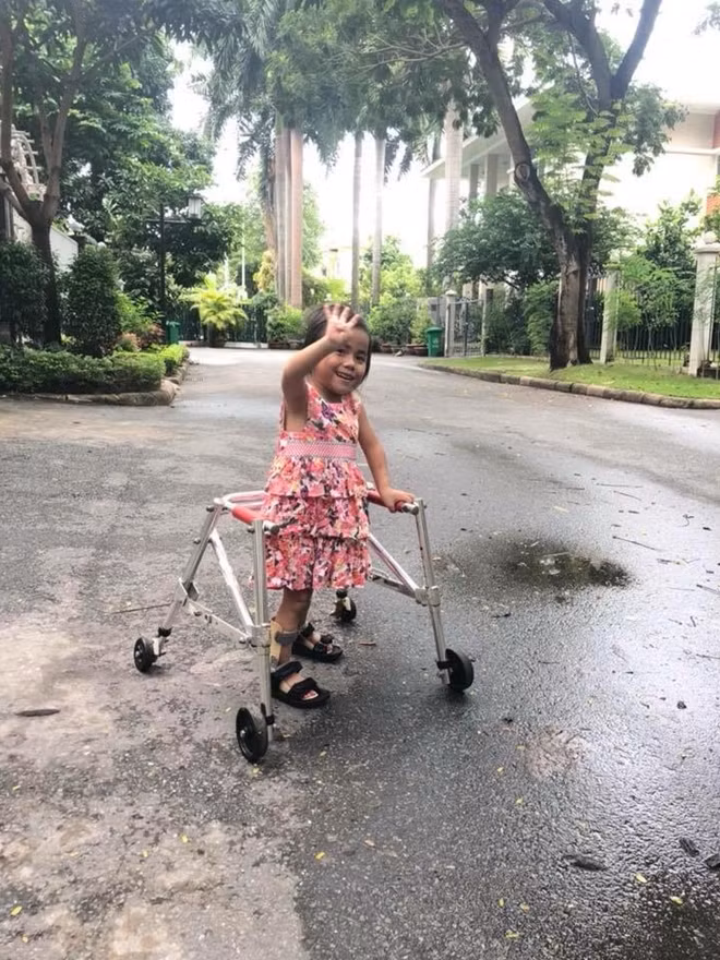 Mỗi ngày, em chăm chỉ tập đi.