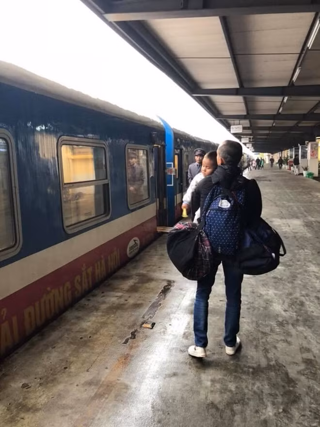 Pàng phải đi tàu 3 ngày 2 đêm vào TP. Hồ Chí Minh vì em không có giấy khai sinh.