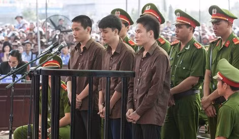Ba bị cáo Nguyễn Hải Dương, Vũ Văn Tiến và Trần Đình Thoại tại phiên tòa sơ thẩm xét xử lưu động tại Chơn Thành. Ba bị cáo Nguyễn Hải Dương, Vũ Văn Tiến và Trần Đình Thoại tại phiên tòa sơ thẩm xét xử lưu động tại Chơn Thành.