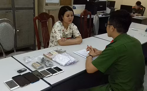 Đối tượng Cúc cùng tang vật tại cơ quan Công an