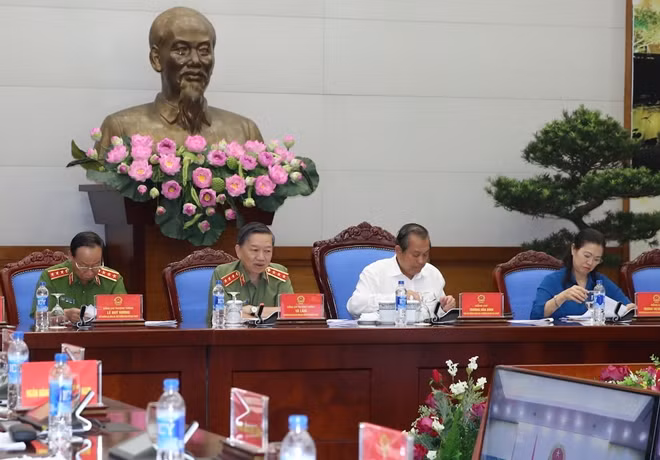 Bộ trưởng Tô Lâm thảo luận tại hội nghị sáng nay, 9-8.