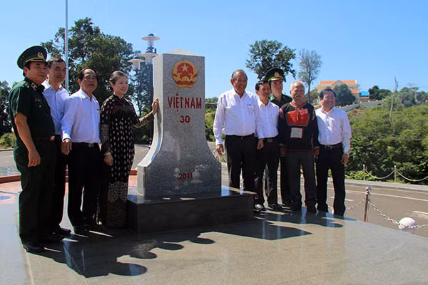 Đồng chí Trương Hòa Bình tham quan và chụp ảnh lưu niệm tại Quốc môn Cửa khẩu quốc tế Lệ Thanh.