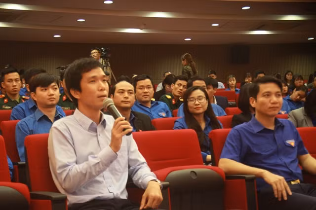Tiến sĩ Vòng Bính Long tham gia đối thoại cùng Bí thư thứ nhất TƯ Đoàn Lê Quốc Phong từ điểm cầu Hà Nội