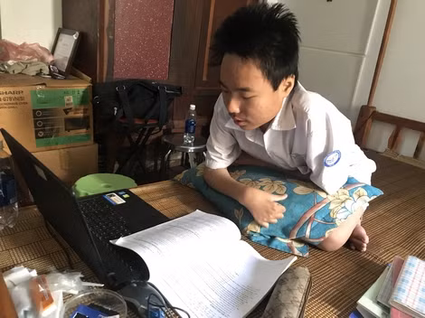 Khung trời nhỏ của Hải là chiếc giường để em vừa học, vừa sáng tạo.