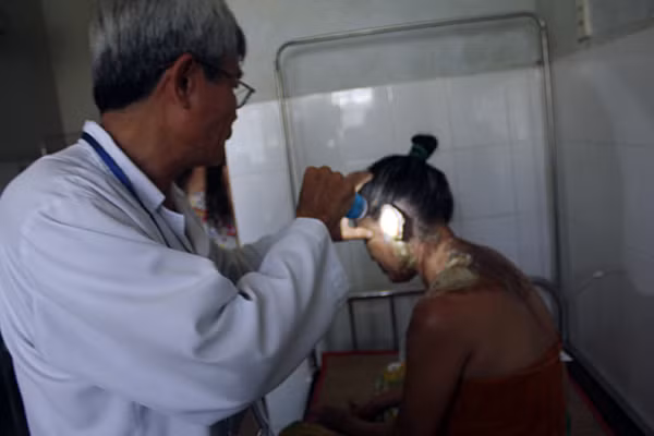 Bác sĩ thăm khám lỗ tai trái của bà Lệ - hiện không thể nghe được.