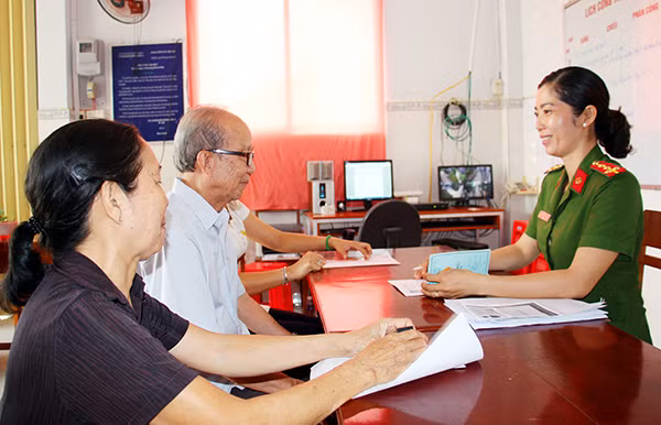 Đại úy Lành hướng dẫn người dân thủ tục hành chính.