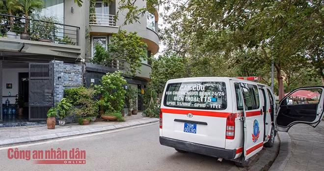Theo UBND quận Tây Hồ, trường hợp nhiễm COVID-19 là một người nước ngoài quốc tịch Mỹ đã được lực lượng chức năng quận Tây Hồ đưa đi điều trị cách ly đặc biệt từ chiều 25/3. Cùng với đó, khu vực dân cư và biệt thự nơi người này cư trú đã được khử trùng. Hình ảnh được PV CAND ghi nhận trực tiếp tại phố Quảng Khánh, phường Quảng An, Tây Hồ vào chiều 25/3.