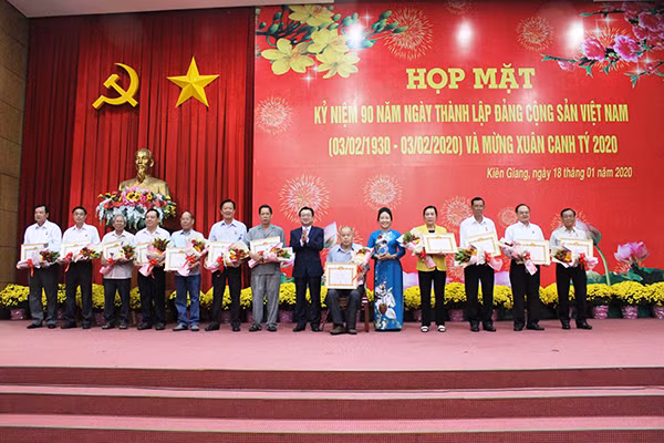 Tỉnh ủy Kiên Giang tổ chức trao Huy hiệu Đảng cho các đảng viên lão thành sáng 18-1. Tỉnh ủy Kiên Giang tổ chức trao Huy hiệu Đảng cho các đảng viên lão thành sáng 18-1.