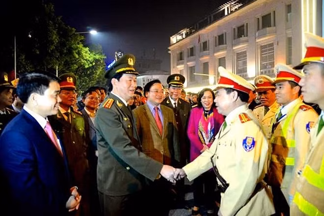 Những chuyến thị sát xuống các đơn vị chuyên trách trong lực lượng, mà còn là những lần thăm hỏi, những cuộc nói chuyện thân tình, cùng những lời động viên, khích lệ và niềm tin gửi gắm của người Thủ trưởng với lực lượng Công an nhân dân. Tối 7-2, tức 29 Tết nguyên đán Bính Thân 2016, trước thời điểm giao thừa, hàng vạn người dân Thủ đô nô nức đổ về khu vực hồ Gươm để ngắm pháo hoa chào mừng năm mới. Đại tướng Trần Đại Quang – Bộ trưởng Bộ Công an cũng có mặt tại khu vực động viên các chiến sĩ làm nhiệm vụ.