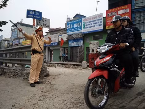 CSGT làm nhiệm vụ giữ an toàn cho người dân đi qua đường sắt.