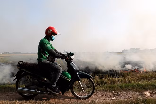 Không những vậy, khói từ việc đốt rơm rạ còn gây ra sự cản trở tầm nhìn với người tham gia giao thông, tiềm ẩn rất lớn nguy cơ về tai nạn giao thông.