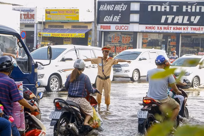 Cảnh sát giao thông Công an TP Cần Thơ điều tiết giao thông tại ngã tư đường Nguyễn Văn Cừ - Nguyễn Văn Linh. Ảnh: Thanh Liêm