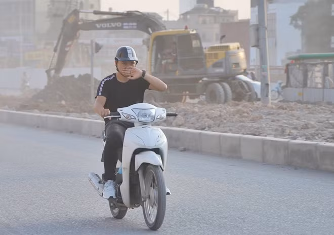 Người đi đường di chuyển trong "màn sương" được tạo ra bởi khói bụi ô nhiễm.