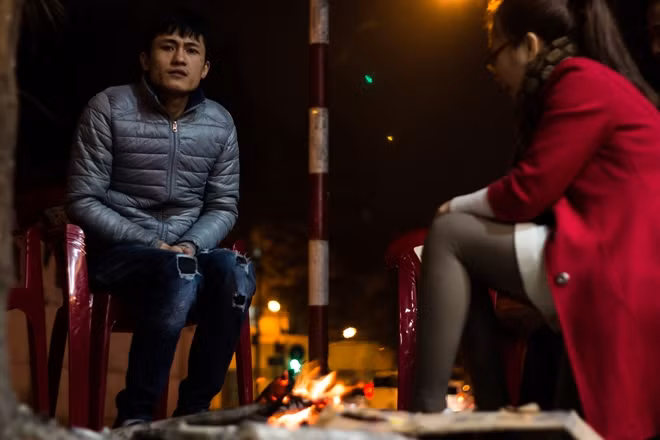 Những người hàng xóm quây quần bên đống lửa hồng giữa trời đông lạnh giá, hàn huyên câu chuyện cuộc sống, gia đình.