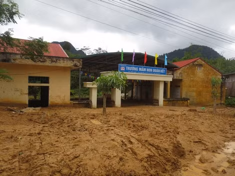 Trường Mầm non Đoàn Kết, xã Đoàn Kết bị đất đá vùi lấp.