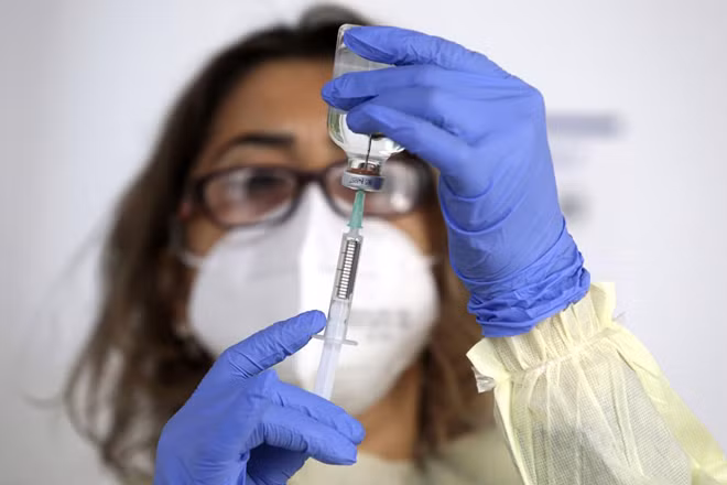 Châu Âu khởi động chiến dịch tiêm chủng vaccine phòng COVID-19. Ảnh minh họa AP