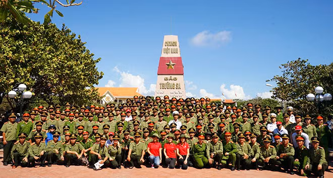 Đoàn công tác Tổng cục Chính trị CAND thăm, tặng quà bộ đội và nhân dân huyện đảo Trường Sa (tháng 4-2016). Ảnh: Phong Anh Đoàn công tác Tổng cục Chính trị CAND thăm, tặng quà bộ đội và nhân dân huyện đảo Trường Sa (tháng 4-2016). Ảnh: Phong Anh