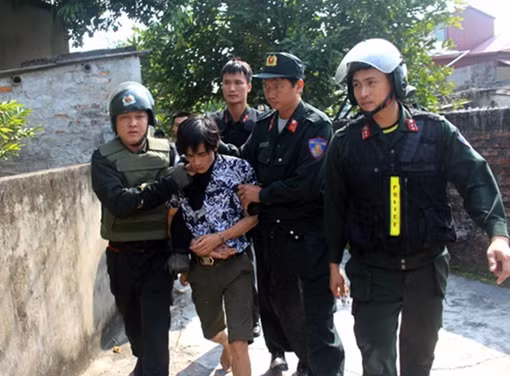 Giải cứu 6 phụ nữ, trẻ em mắc kẹt trên vách đá khi nhập cảnh trái phép ảnh 3