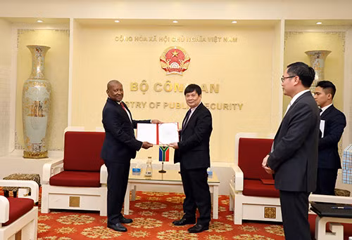 Thông qua Đại sứ Mpetjane Lekgoro, Thiếu tướng Nguyễn Thanh Sơn trao thư thăm hỏi của Bộ trưởng Tô Lâm và khẩu trang của Bộ Công an Việt Nam tặng Bộ Cảnh sát và Bộ An ninh nhà nước Nam Phi.