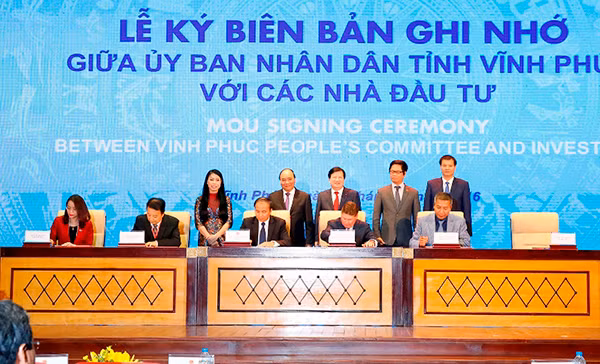 Lãnh đạo Tập đoàn FLC và UBND tỉnh Vĩnh Phúc ký biên bản ghi nhớ trước sự chứng kiến của Thủ tướng Nguyễn Xuân phúc, Phó Thủ tướng Trịnh Đình Dũng, Lãnh đạo Tập đoàn FLC và UBND tỉnh Vĩnh Phúc ký biên bản ghi nhớ trước sự chứng kiến của Thủ tướng Nguyễn Xuân phúc, Phó Thủ tướng Trịnh Đình Dũng,