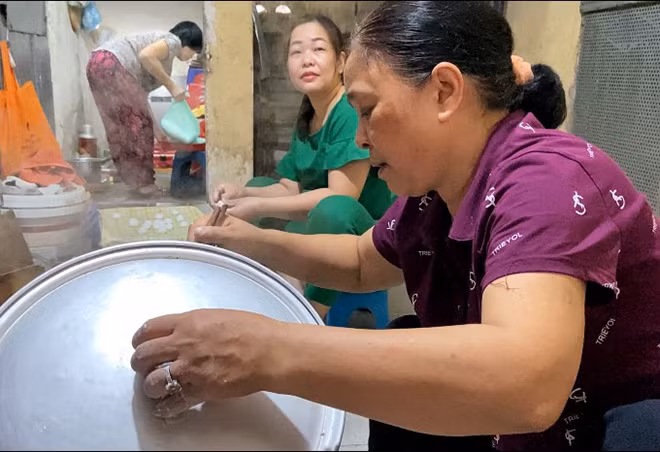 Tuy nhiên, với cuộc sống có phần tất bật, hối hả bởi guồng quay của công việc như bây giờ, nhiều gia đình đã lựa chọn đi mua bánh trôi, bánh chay làm sẵn để cúng gia tiên. Ghi nhận của PV vào sáng 14/4 (mùng 3/3 âm lịch), trên các tuyến phố và các chợ trên địa bàn Hà Nội, các tiểu thương đã bày bán rất nhiều bánh trôi, bánh chay cũng như nguyên liệu làm bánh để phục vụ người dân.